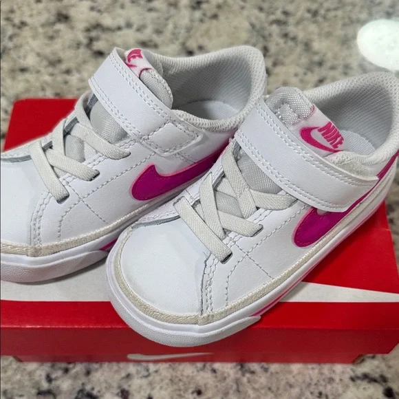 Nike Kids White Sneakers with Pink Accents 7T - Picture 5 of 5